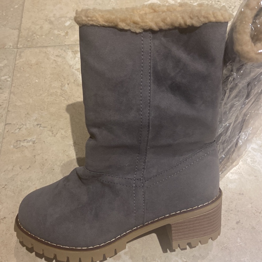 New Without Tag Grey Faux Fur-Lined Boots